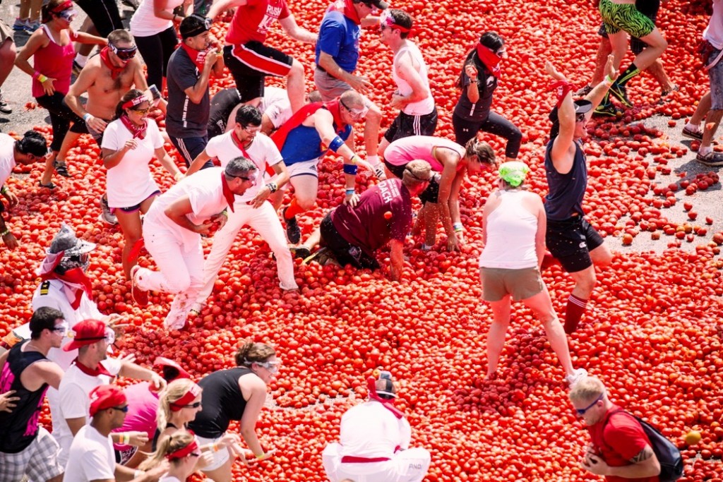 La Tomatina: the tomato throwing festival - On-Español.